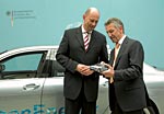 Wolfgang Tiefensee und Ernst Baumann bei der bergabe des BMW Hydrogen 7