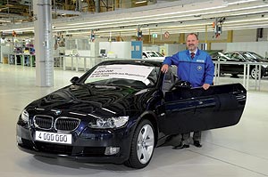 BMW Werk Regensburg, 4 millionstes Fahrzeug (BMW 330i Cabrio) und Werkleiter Dr. Anton Heiss, 28. Mai 2008