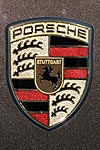 Porsche Emblem auf der Motorhaube des 911 Cabrios