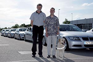 Teilnehmer Sascha Schulze und Instruktor Dieter Schner beim Fahrerlebnis fr Blinde und Sehbehinderte am 01.06.2008, BMW Fahrer-Training