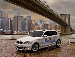 BMW 118d EfficientDynamics vor der Skyline von New Yorks, unter der Brooklyn Bridge