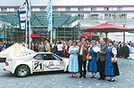 SKH Prinz Leopold von Bayern an seinem 60 Geburtstag mit seiner Frau Prinzessin Ursula vor seinem BMW M1 Rennwagen