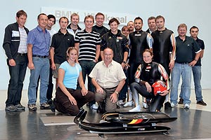 Athleten, Trainer und Aerodynamic-Experten im BMW Windkanal