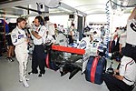 Nick Heidfeld spricht mit seinem Renn-Ingenieur