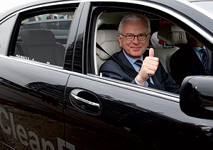 Prof. Hans-Gert Pttering, Prsident des Europischen Parlaments, jetzt unterwegs im BMW Hydrogen 7