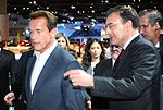 Dr. Reithofer zeigt Arnold Schwarzenegger den BMW Stand auf der LA Auto Show 2008