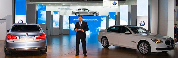 BMW Vorstandsvorsitzender Dr. Norbert Reithofer stellt die neuer 7er-Reihe als Weltpremiere auf dem Pariser Autosalon vor