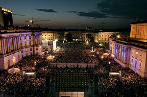 Staatsoper fr alle: zum Auftakt am 19. Mai 2007 versammelten sich 26.000 Opernfans auf dem Bebelplatz