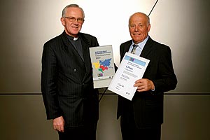1. Preis BMW Group Award fr Interkulturelles Lernen 2007, Monsignore Dr. Pero Sudar (l.) und Peter Quendler (r.)