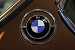 BMW 3,0 CS, BMW-Emblem auf der C-Säule