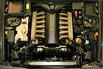 Motorraum mit V12-Motor im BMW 750iAL Highline
