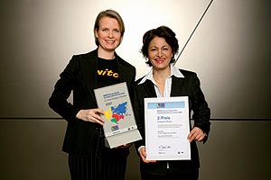 2. Preis BMW Group Award fr Interkulturelles Lernen 2007, Petra Vaessen (l.) und Hourvash Pourkian (r.)