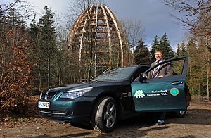 Karl Friedrich Sinner, Leiter des Nationalparks Bayerischer Wald, freut sich ber den BMW 525d xDrive Touring