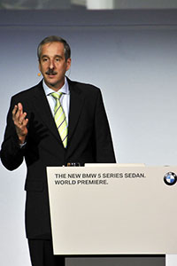 Dr. Klaus Draeger bei der Pr�sentation der neuen 5er-Reihe im FIZ
