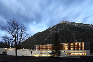 BMW Group, Alpenhotel Ammerwald, Auenansicht, Gartenseite, Ansicht von Sd-West, Nachtaufnahme