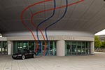 Bereits vor dem Museum wird auf die "Expression of Joy" mit dem BMW Z4 hingewiesen 