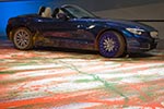 BMW Z4 auf seinem Kunstwerk "Expression of Joy" im BMW Museum