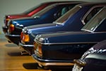Mit den Modellen 2500 und 2800, den direkten Vorläufern der ersten 7er-Reihe, stellt BMW 1968 völlig neue Automobile der Oberklasse vor. Spitzenmodell ist er BMW 3,3 Li (vorne).