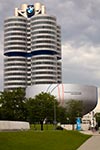 Museumsschüssel vor der BMW Konzernzentrale mit angedeuteten Fahrspuren des Z4