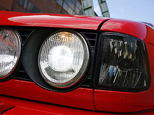 Und hell erstrahlt die Stra�e: Glei�end helle Xenon-Scheinwerfer b�rgen f�r mehr Sicherheit