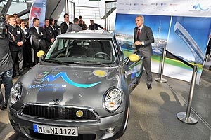 Dr. Friedrich Eichiner, Mitglied des Vorstandes der BMW AG, Finanzen, fhrt den MINI E vor