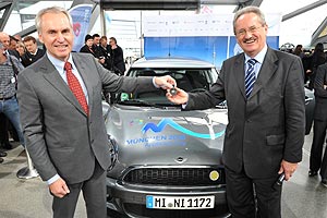 Dr. Friedrich Eichiner, Mitglied des Vorstandes der BMW AG, Finanzen, und Christian Ude, Oberbrgermeister Mnchen bei der Schlsselbergabe des MINI E