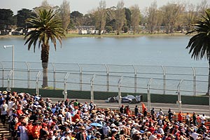 Nick Heidfeld beim F1-Qualifying auf dem Stadtkurs von Melbourne