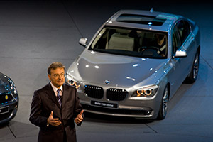 Norbert Reithofer bei der BMW Pressekonferenz auf der IAA 2009. Im Hintergrund ein BMW 750Li xDrive, der in Frankfurt Weltpremiere feierte.