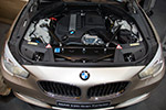 Blick auf den 6-Zylinder-Motor im BMW 535i Gran Turismo