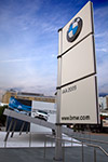 Werbeschild für BMW auf dem Freigelände Agora am anderen Ende des Messegeländes