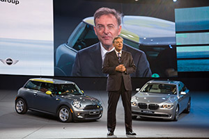 BMW-Chef Norbert Reithofer bei der BMW-Presse-Konferenz auf der IAA 2009. Im Hintergrund ein MINI E, sowie ein BMW 750Li xDdrive
