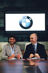 Jonas Kaufmann, Startenor und Manfred Brunl, Leiter Marketing BMW Deutschland, Vertragsunterzeichnung April 2009 