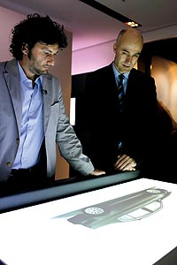 Jonas Kaufmann, Startenor und Manfred Brunl, Leiter Marketing BMW Deutschland, Vertragsunterzeichnung April 2009