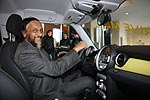 Dr. Rajendra Pachauri, Friedensnobelpreistr�ger und Vorsitzender des UN Weltklimarates IPCC am Steuer des vollelektrischen MINI E