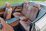 BMW 6er Cabrio, 2+2 Sitzer, hier in zimtbraunem Leder, Zugang zur Rückbank über Easy-Entry-Funktion der Vordersitze.