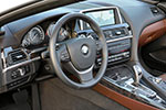 BMW 6er Cabrio (Modell F12), Cockpit mit zum Fahrer zugeneigter Mittelkonsole. Neu: 2. Generation des Head-Up-Displays.