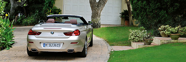 BMW 6er Cabrio (Modell F12): der leicht nach innen gewölbte Abschluss des Gepäckraumdeckels erzeugt Licht- und Schatteneffekte.