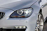 Scheinwerfer BMW 6er Cabrio mit eingeschaltetem Xenon Abblendlicht, LED Tagfahrlicht (Corona-Ringe) und LED Nebelleuchten.
