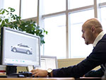 Designprozess: Nader Faghihzadeh (Exterieurdesigner BMW 6er Cabrio) an einem virtuellen Modell (CAS) des BMW 6er Cabrio