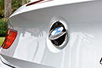 Rückfahrkamera unter dem BMW-Emblem auf der Kofferraumklappe des BMW 6er Cabrios (F12).
