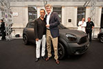 Francisco Costa (Calvin Klein) und Dr. Wolfgang Armbrecht (Senior Vice President Brand Management MINI) bei der MINI Pre Life Ball MINI Pr&auml;sentation. Platz vor dem Musikverein in Wien.
