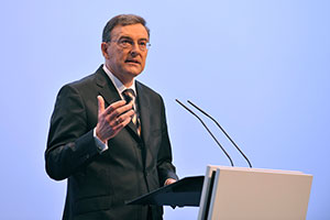 BMW Vorstandsvorsitzender Dr. Norbert Reithofer bei seiner Rede auf der BMW Jahres-Hauptversammlung