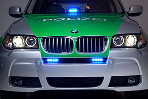 BMW X3 Polizeifahrzeug mit Front-Blitzleuchten