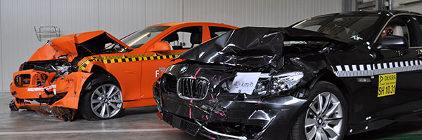 der neue BMW 5er im Crashtest - einmal mit automatischer Bremsung