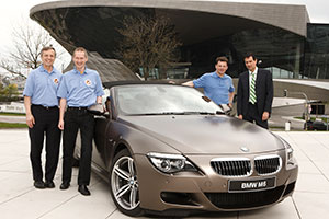 Robert Thirsk (ESA), Frank de Winne (ESA), Roman Romanenko (ESA) und Thomas Schemera (Leiter Vertrieb und Marketing BMW M GmbH)