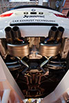 Blick auf die Titan Abgasanlage Akrapovic, die im Vergleich zu Serienteilen 24 kg leichter ist.