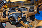 BMW 3er Cabrio mit mittig versetztem Kombiinstrument, vesetzdem Radio und Klima-Bedienteil, Monitor hinter dem Lenkrad, Bi-Color Schlangenleder