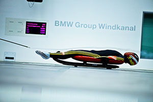 BMW. Technologie-Partner des BSD. Felix Loch mit seinem Rennrodel im Windkanal des Aerodynamischen Versuchszentrums