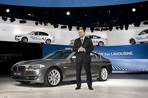   Dr. Norbert Reithofer neben dem neuen 5er-BMW, der in Genf Weltpremiere feiert