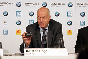 Karsten Engel, Leiter Vertrieb Deutschland der BMW Group, prsentiert Modell des Siegerfahrzeuges fr den Gewinner der BMW Open 2010: BMW 325i Cabrio